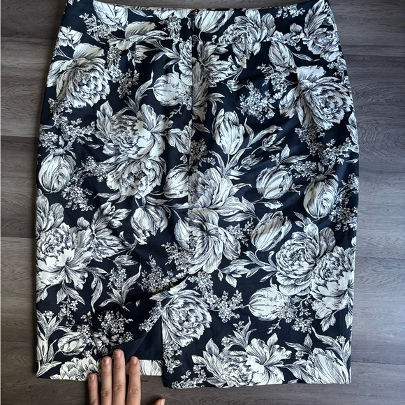 Ann Taylor Floral pencil skirt in white/navy - Picture 2 of 6